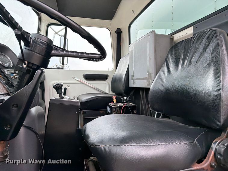 image for item FW3514 1996 Ford L8000 box truck