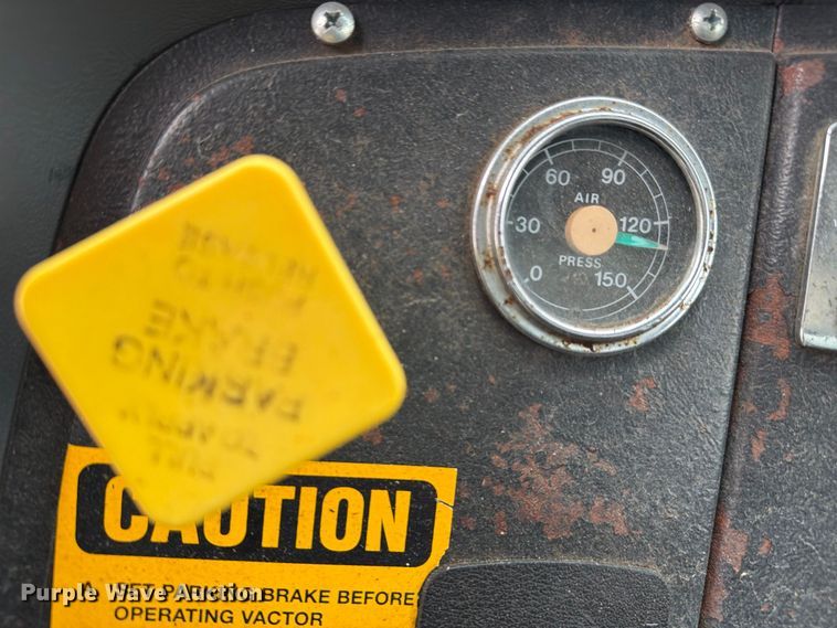 image for item FW3514 1996 Ford L8000 box truck