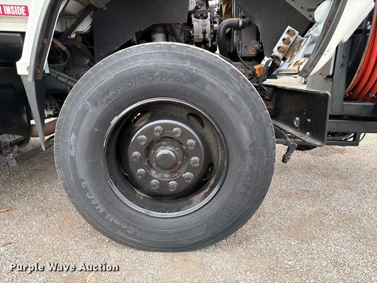 image for item FW3514 1996 Ford L8000 box truck