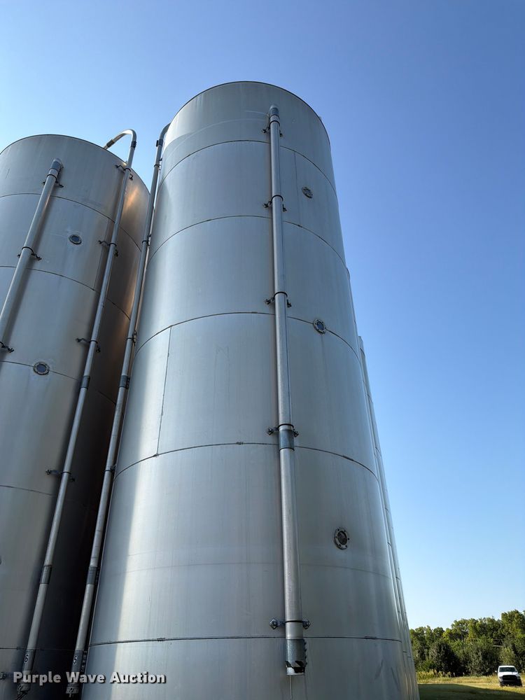 image for item NF9526 (2) Columbian TecTank silos