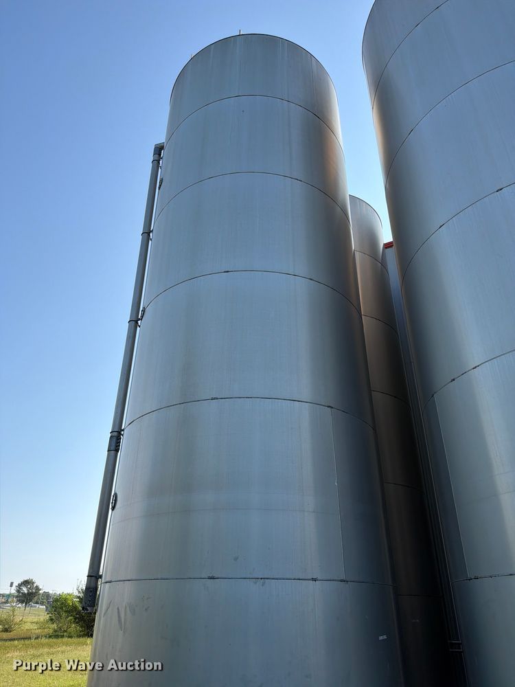 image for item NF9526 (2) Columbian TecTank silos