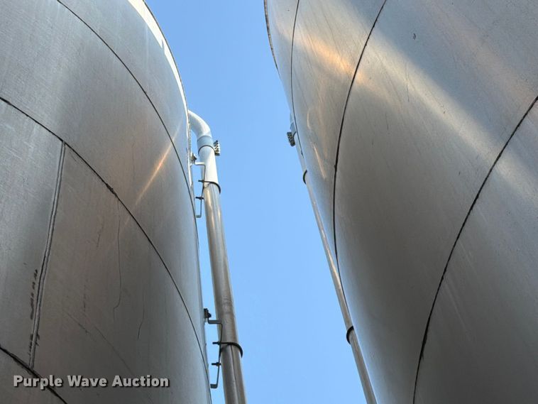 image for item NF9526 (2) Columbian TecTank silos