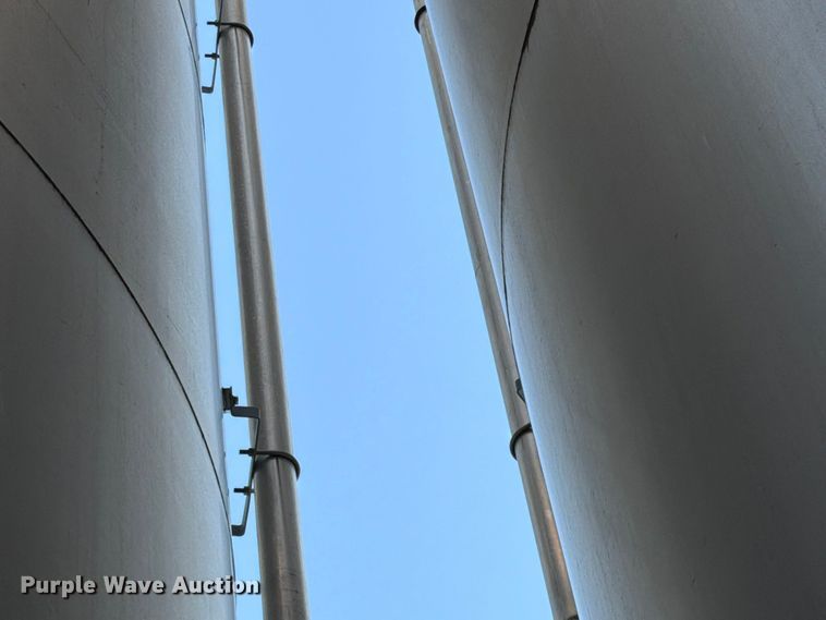 image for item NF9526 (2) Columbian TecTank silos