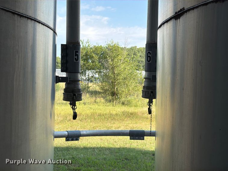 image for item NF9526 (2) Columbian TecTank silos