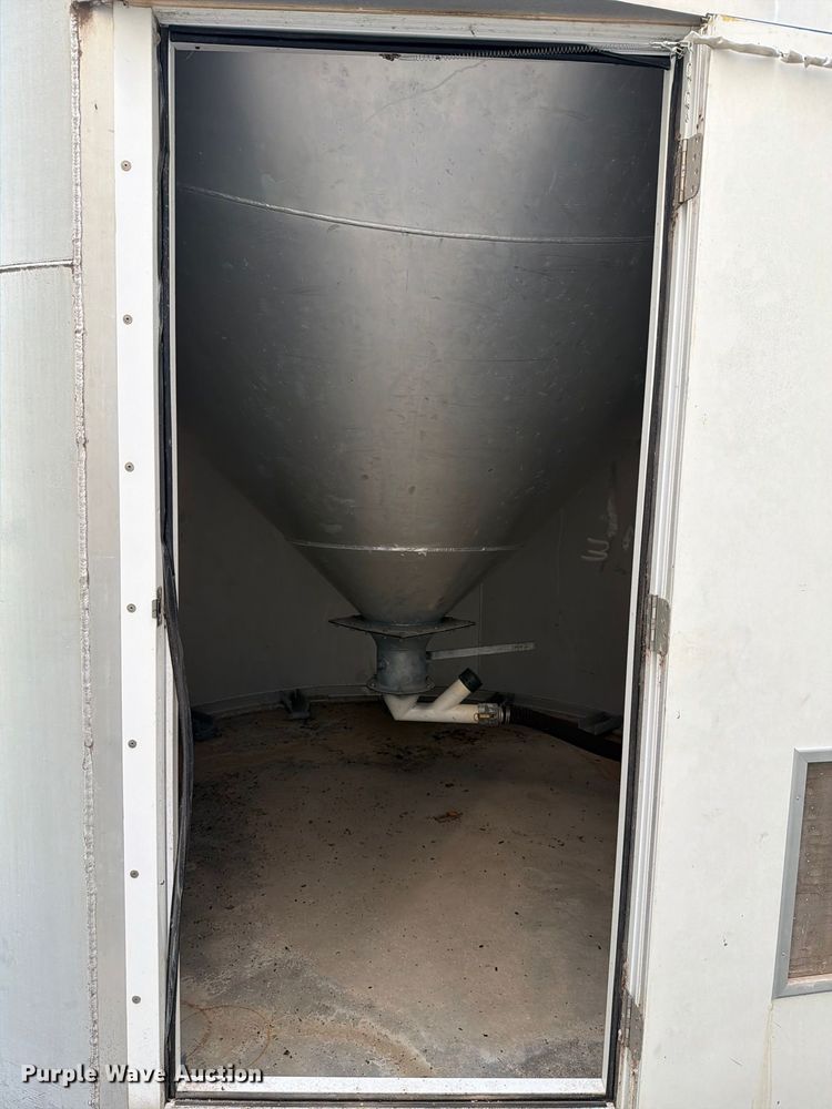 image for item NF9526 (2) Columbian TecTank silos
