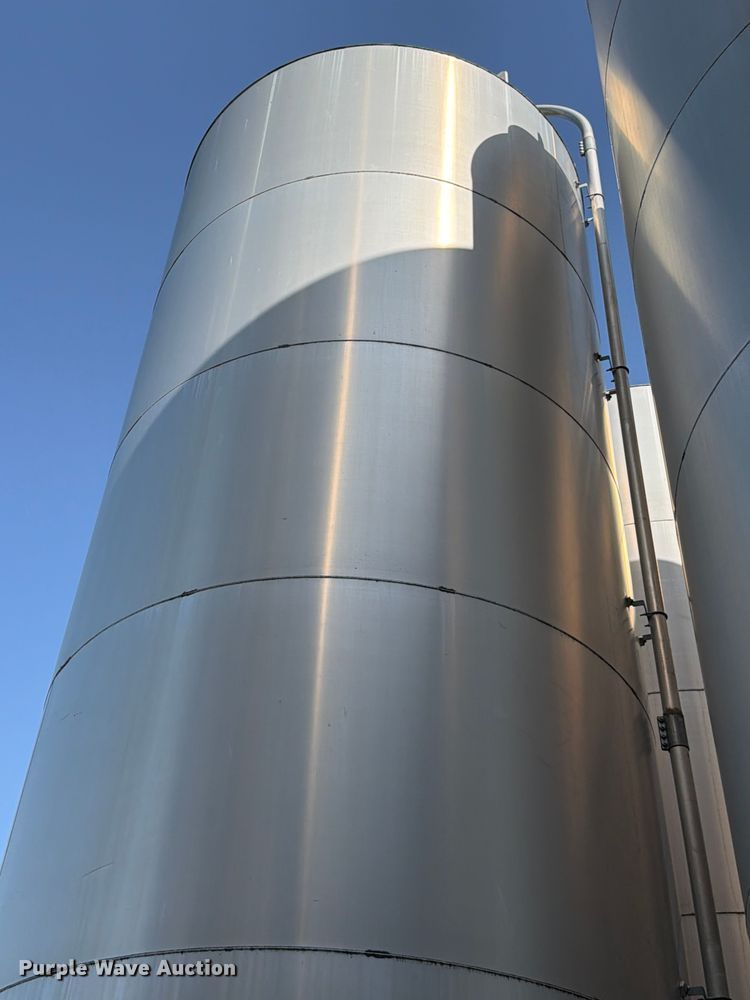 image for item NF9528 (2) Columbian TecTank silos
