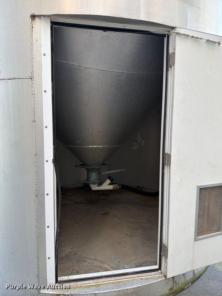 image for item NF9528 (2) Columbian TecTank silos