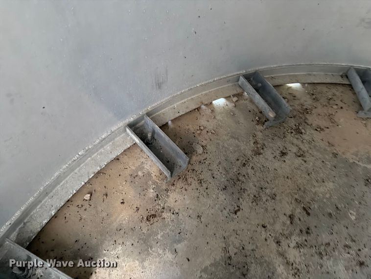 image for item NF9528 (2) Columbian TecTank silos