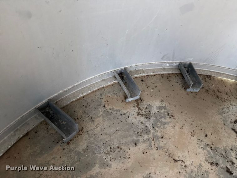 image for item NF9528 (2) Columbian TecTank silos
