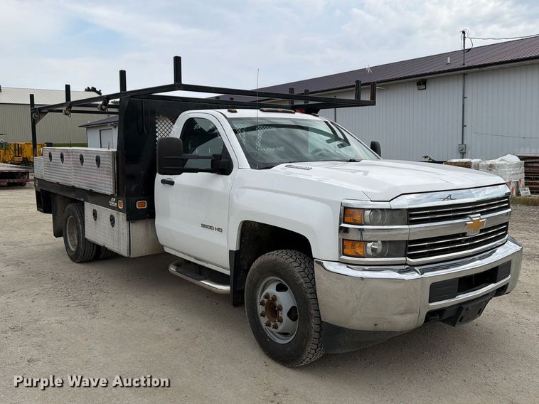 image for item OE9730 2015 Chevrolet Silverado 3500HD Crew Cab flatbed pickup truck