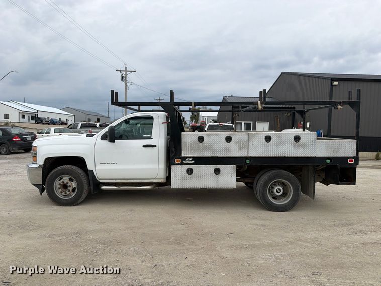 image for item OE9730 2015 Chevrolet Silverado 3500HD Crew Cab flatbed pickup truck