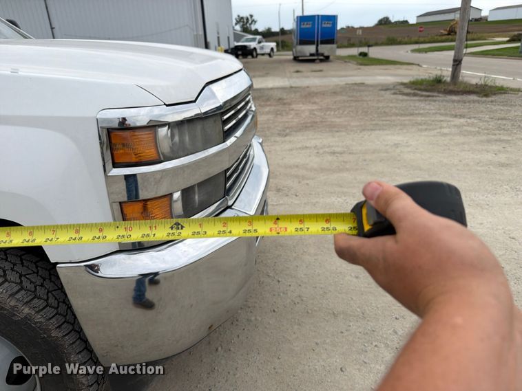 image for item OE9730 2015 Chevrolet Silverado 3500HD Crew Cab flatbed pickup truck