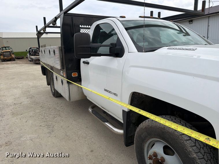 image for item OE9730 2015 Chevrolet Silverado 3500HD Crew Cab flatbed pickup truck