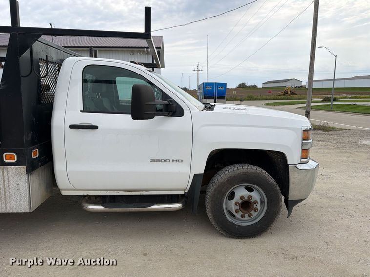 image for item OE9730 2015 Chevrolet Silverado 3500HD Crew Cab flatbed pickup truck
