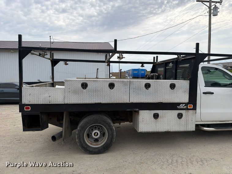 image for item OE9730 2015 Chevrolet Silverado 3500HD Crew Cab flatbed pickup truck