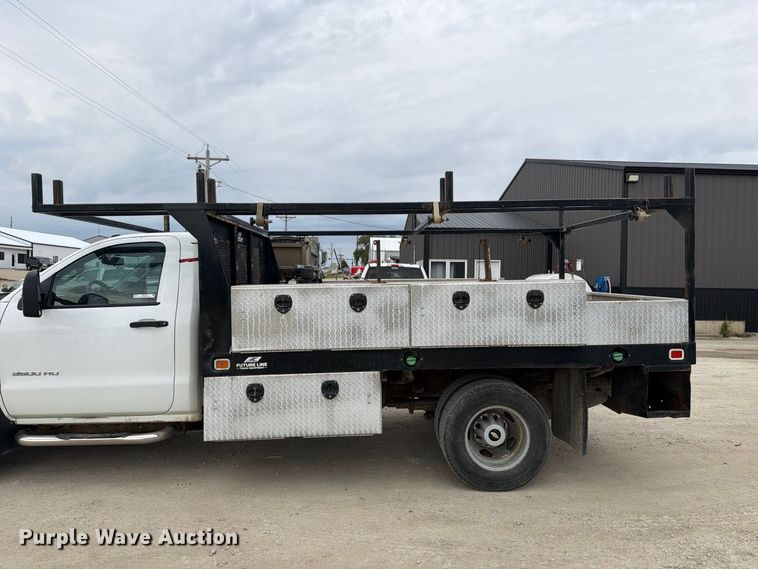 image for item OE9730 2015 Chevrolet Silverado 3500HD Crew Cab flatbed pickup truck