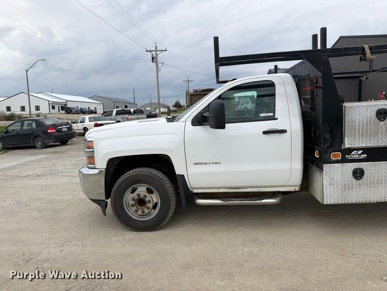 image for item OE9730 2015 Chevrolet Silverado 3500HD Crew Cab flatbed pickup truck