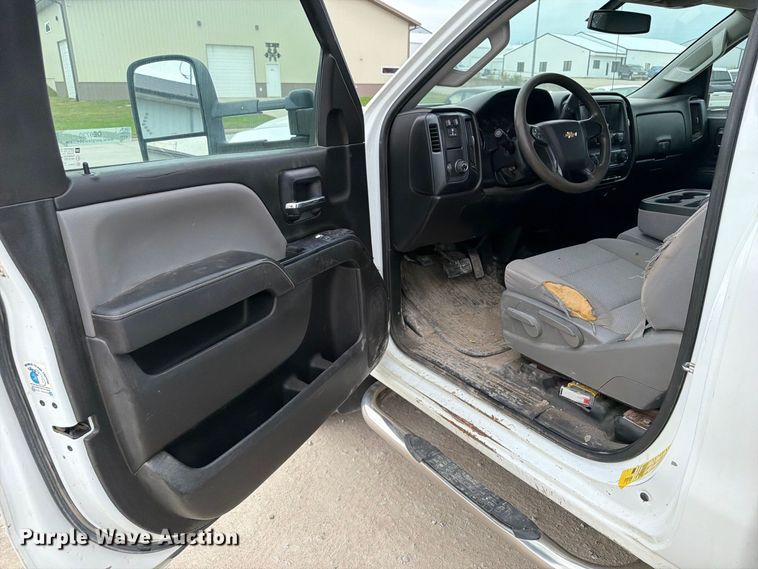 image for item OE9730 2015 Chevrolet Silverado 3500HD Crew Cab flatbed pickup truck