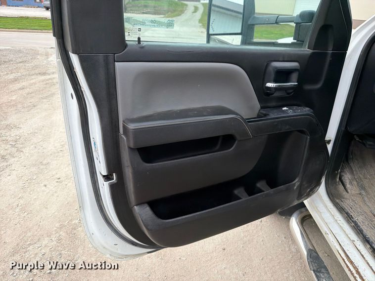 image for item OE9730 2015 Chevrolet Silverado 3500HD Crew Cab flatbed pickup truck