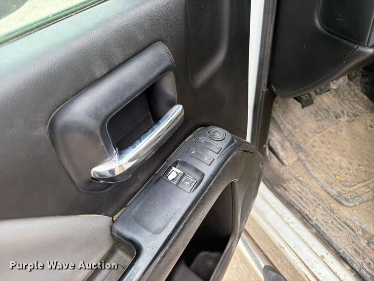 image for item OE9730 2015 Chevrolet Silverado 3500HD Crew Cab flatbed pickup truck