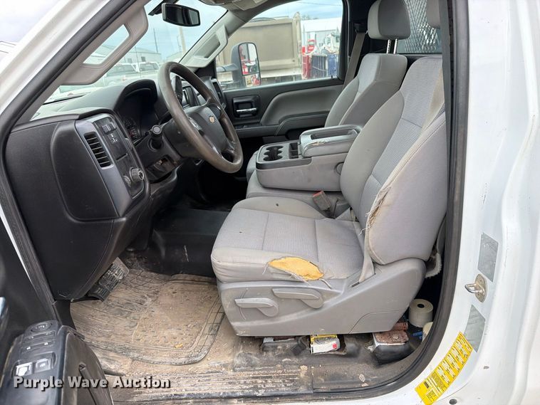 image for item OE9730 2015 Chevrolet Silverado 3500HD Crew Cab flatbed pickup truck