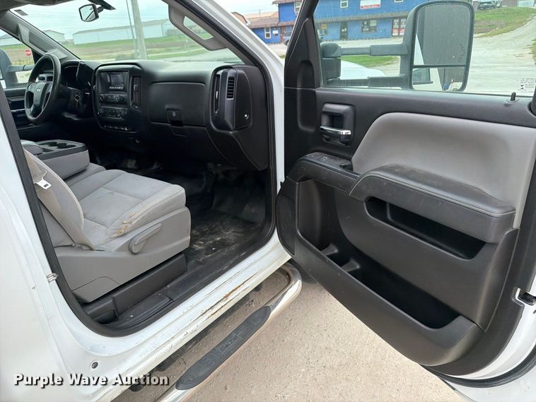 image for item OE9730 2015 Chevrolet Silverado 3500HD Crew Cab flatbed pickup truck