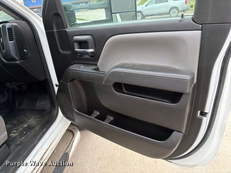 image for item OE9730 2015 Chevrolet Silverado 3500HD Crew Cab flatbed pickup truck