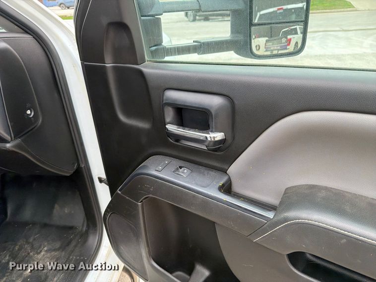 image for item OE9730 2015 Chevrolet Silverado 3500HD Crew Cab flatbed pickup truck