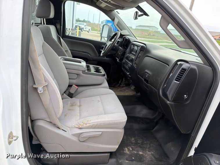 image for item OE9730 2015 Chevrolet Silverado 3500HD Crew Cab flatbed pickup truck