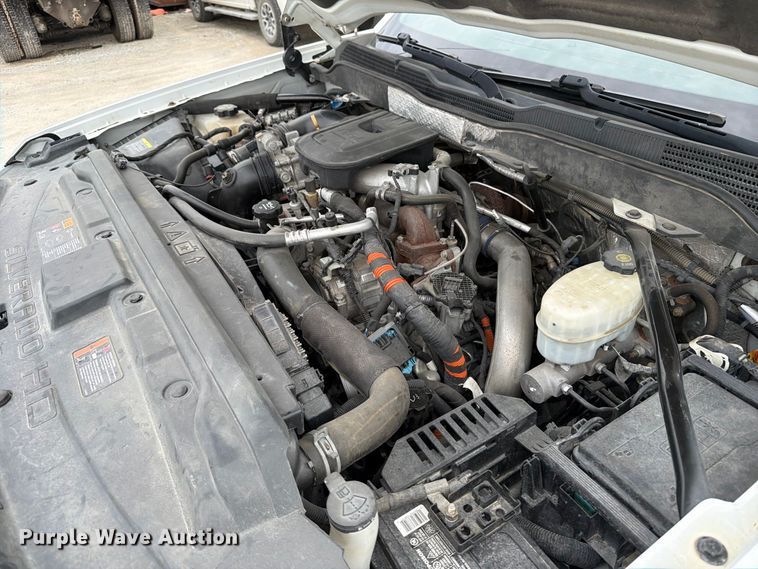 image for item OE9730 2015 Chevrolet Silverado 3500HD Crew Cab flatbed pickup truck