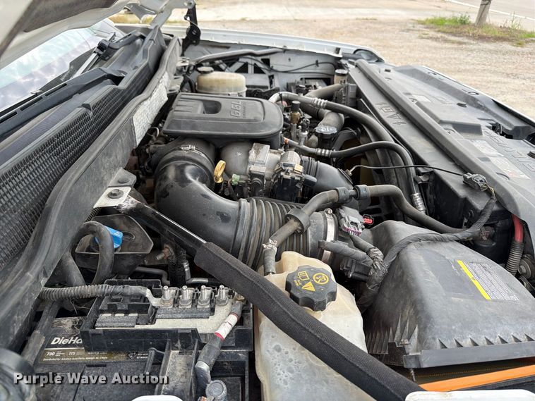image for item OE9730 2015 Chevrolet Silverado 3500HD Crew Cab flatbed pickup truck