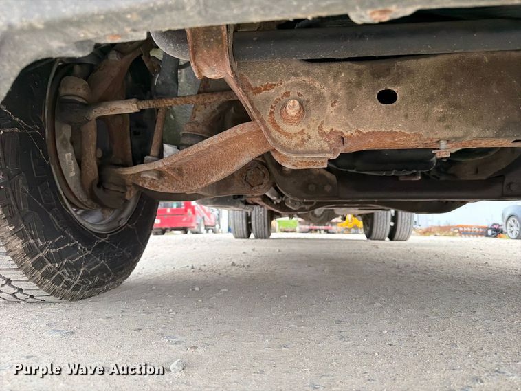 image for item OE9730 2015 Chevrolet Silverado 3500HD Crew Cab flatbed pickup truck