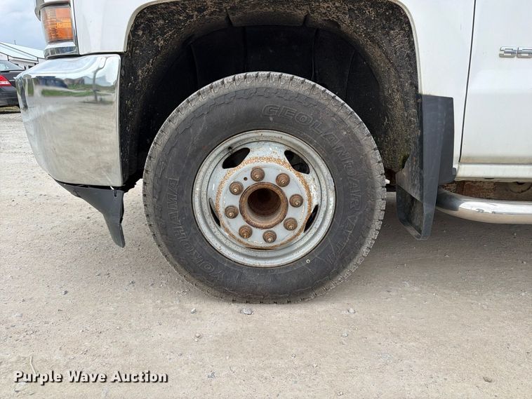 image for item OE9730 2015 Chevrolet Silverado 3500HD Crew Cab flatbed pickup truck