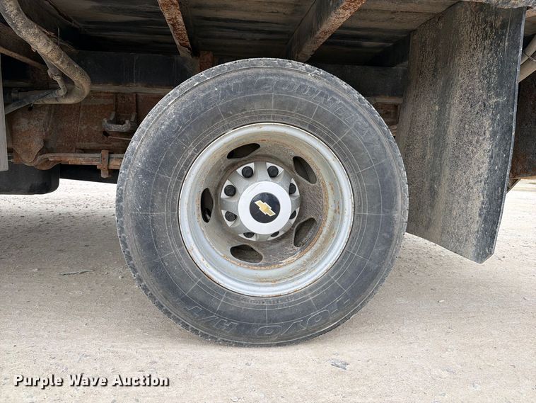 image for item OE9730 2015 Chevrolet Silverado 3500HD Crew Cab flatbed pickup truck