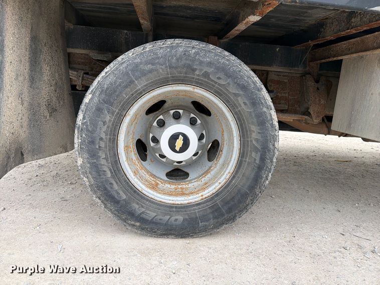 image for item OE9730 2015 Chevrolet Silverado 3500HD Crew Cab flatbed pickup truck