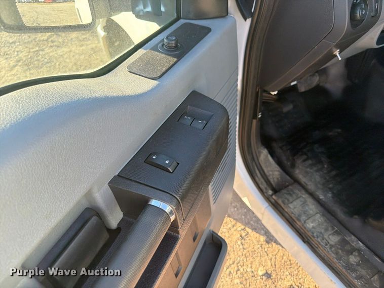 image for item OE9748 2011 Ford F350 Super Duty pickup truck