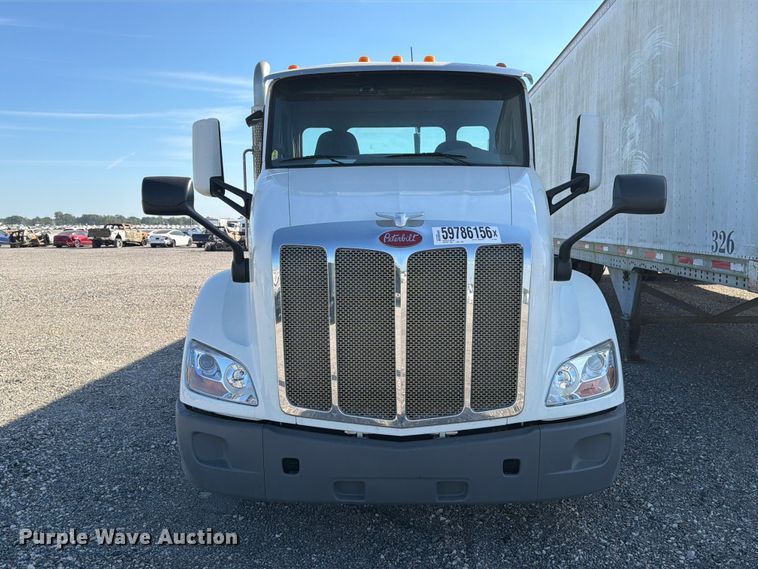 image for item YA4093 2018 Peterbilt 579 semi truck
