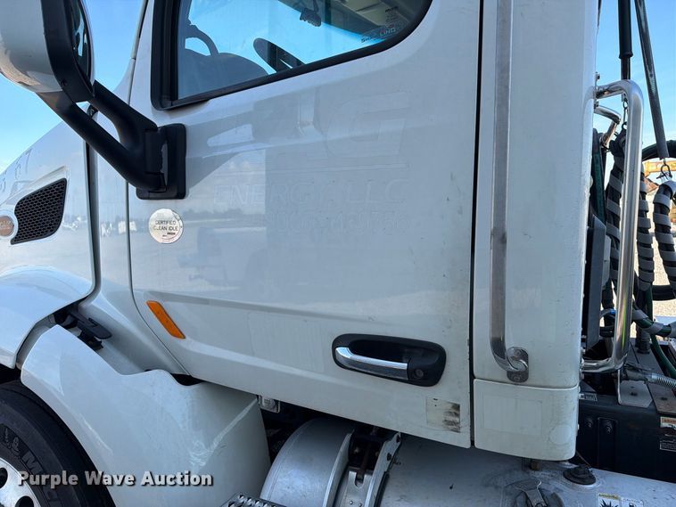 image for item YA4093 2018 Peterbilt 579 semi truck