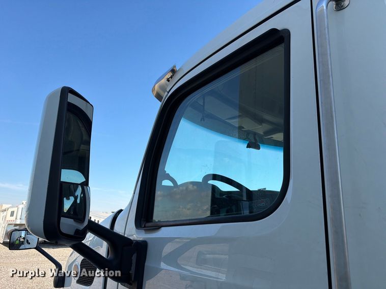 image for item YA4093 2018 Peterbilt 579 semi truck
