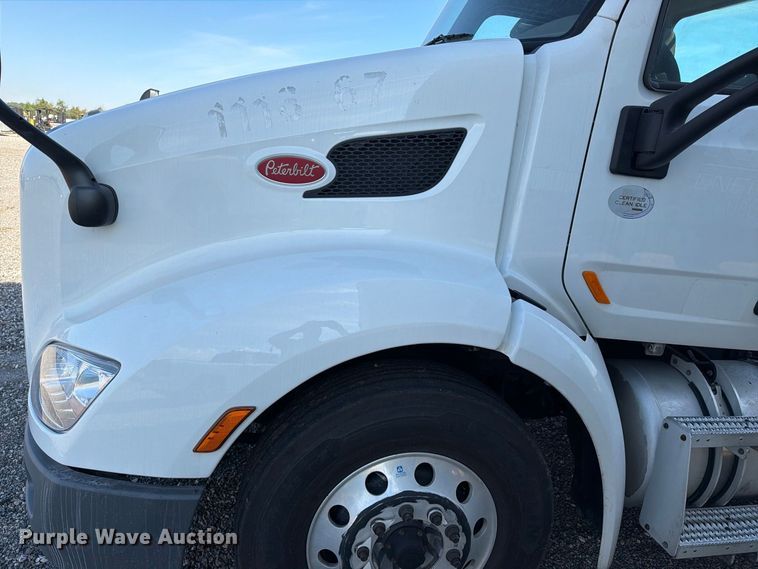 image for item YA4093 2018 Peterbilt 579 semi truck