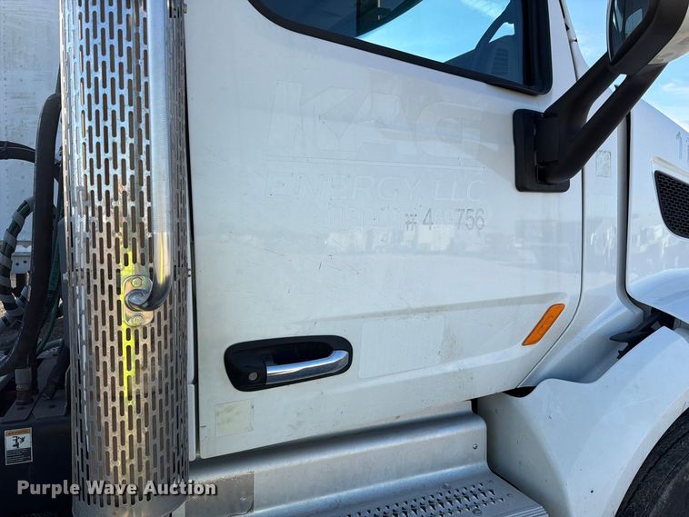 image for item YA4093 2018 Peterbilt 579 semi truck