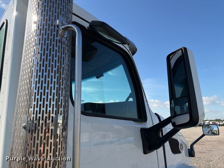 image for item YA4093 2018 Peterbilt 579 semi truck