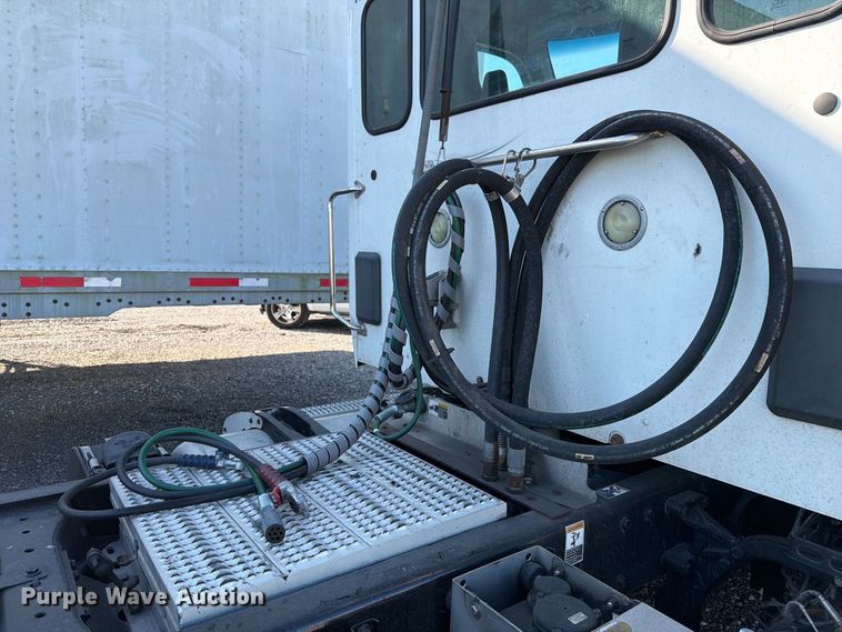 image for item YA4093 2018 Peterbilt 579 semi truck