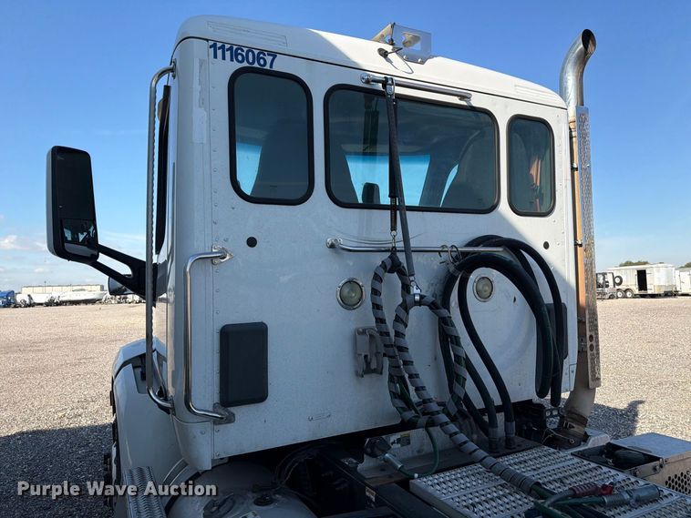 image for item YA4093 2018 Peterbilt 579 semi truck