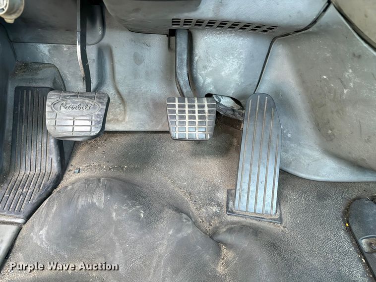 image for item YA4093 2018 Peterbilt 579 semi truck