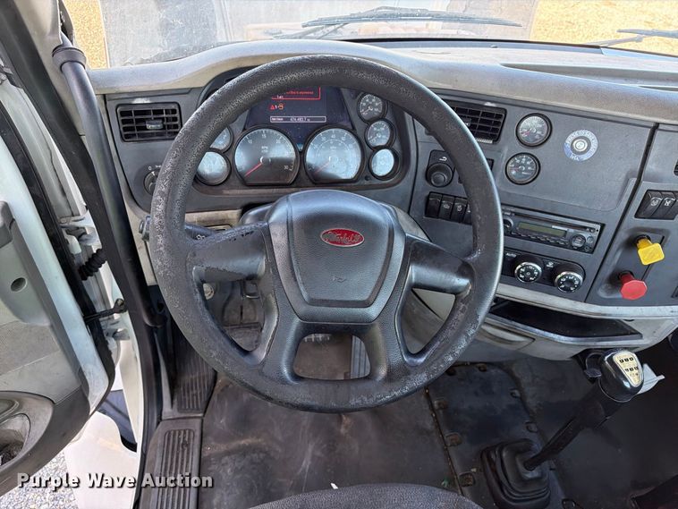 image for item YA4093 2018 Peterbilt 579 semi truck