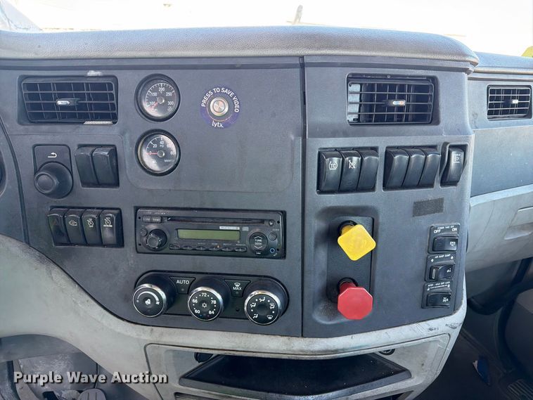 image for item YA4093 2018 Peterbilt 579 semi truck
