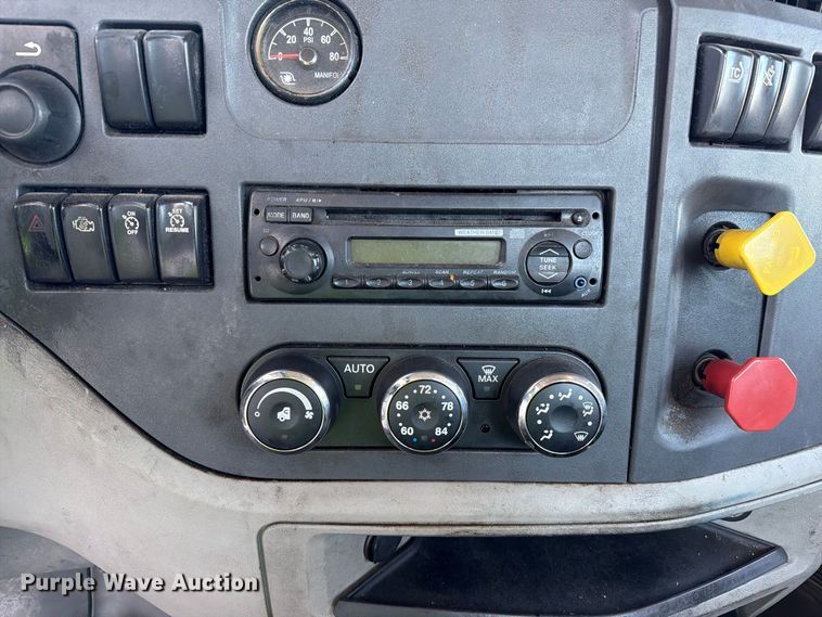 image for item YA4093 2018 Peterbilt 579 semi truck