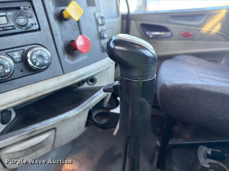 image for item YA4093 2018 Peterbilt 579 semi truck