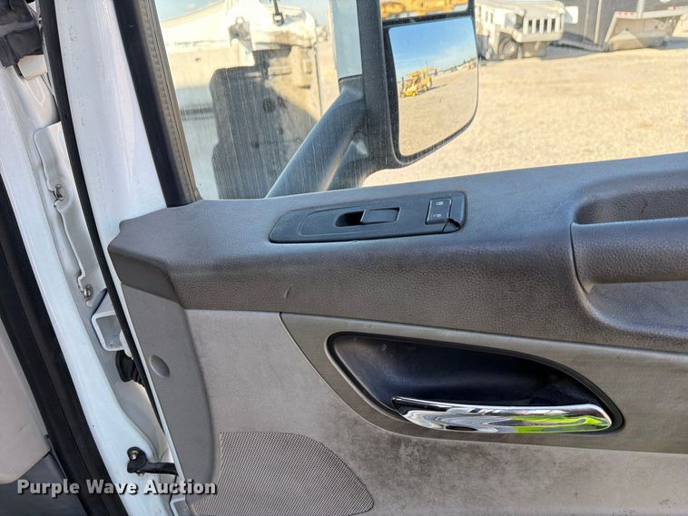 image for item YA4093 2018 Peterbilt 579 semi truck